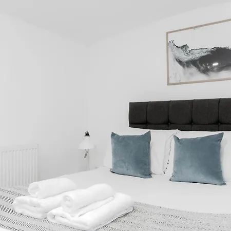Modern Kensington Apartments London Room photo